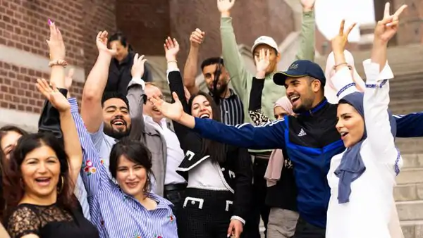 Gruppbild med elever i trapphuset på Södra Folkhögskolan Helsingborg