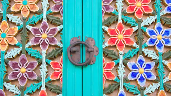 Detalj av traditionell koreansk dörr med färgglada blomdekorationer - gå en kurs i koreanska!