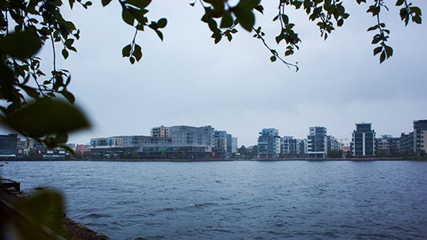 Vy över Jönköping sett från vattnet - gå en kurs på Folkuniversitetet i Jönköping.