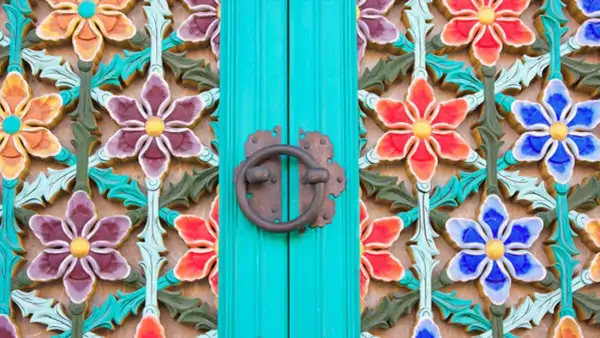 Detalj av traditionell koreansk dörr med färgglada blomdekorationer - gå en kurs i koreanska!