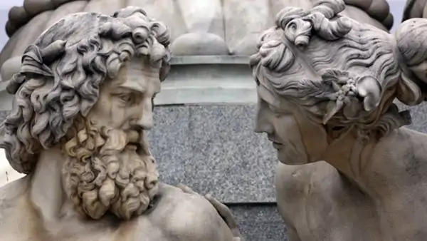 Närbild av klassisk marmorstaty - på kurs i latin på Folkuniversitetet