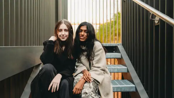 Ett klassfoto på personer som läser yrkeshögskoleutbildning till bland annat Fastighetsförvaltare, VVS-ingenjör, VA-projektör och Internationell handelslogistiker vid Folkuniversitetet i Umeå