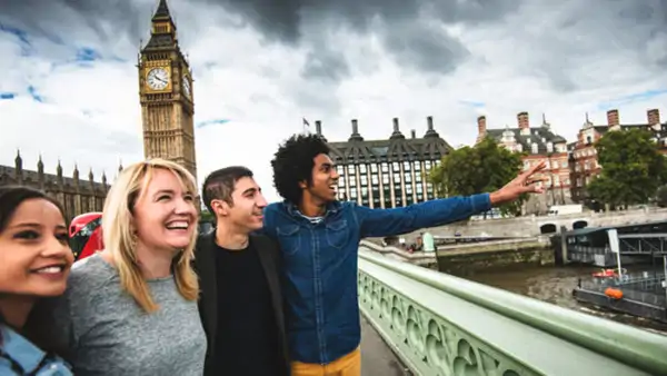 Glada deltagare på engelsk fortsättningskurs vid Big Ben i London
